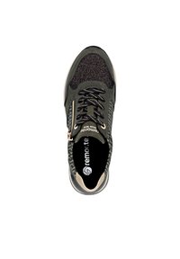 Baskets vert foncé avec tige en mesh noir, détails en zip doré, texture à motifs et semelle contrastante. Comprend des lacets noirs et une semelle intérieure avec logo.