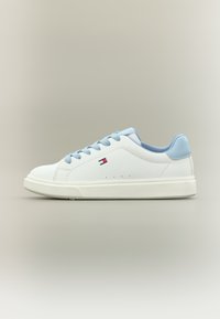 Λευκό αθλητικό παπούτσι με ανοιχτό μπλε λεπτομέρειες, λείο συνθετικό άνω μέρος, επίπεδη κορδόνια, χαμηλό σχέδιο και λαστιχένια σόλα με διακριτική λεπτομέρεια λογότυπου.