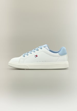 Witte sneaker met lichtblauwe accenten, glad synthetisch bovenwerk, platte vetersluiting, laag model en rubberen zool met subtiel logo detail.