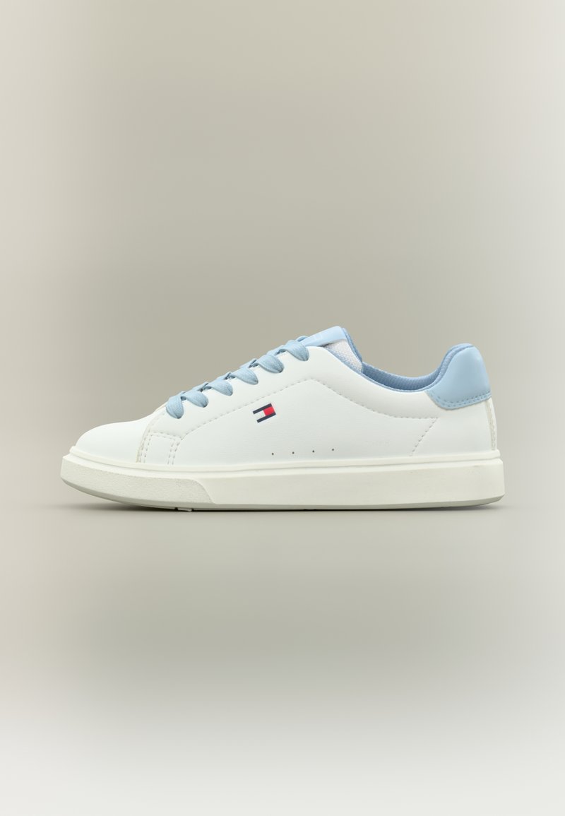 Λευκό αθλητικό παπούτσι με ανοιχτό μπλε λεπτομέρειες, λείο συνθετικό άνω μέρος, επίπεδη κορδόνια, χαμηλό σχέδιο και λαστιχένια σόλα με διακριτική λεπτομέρεια λογότυπου.