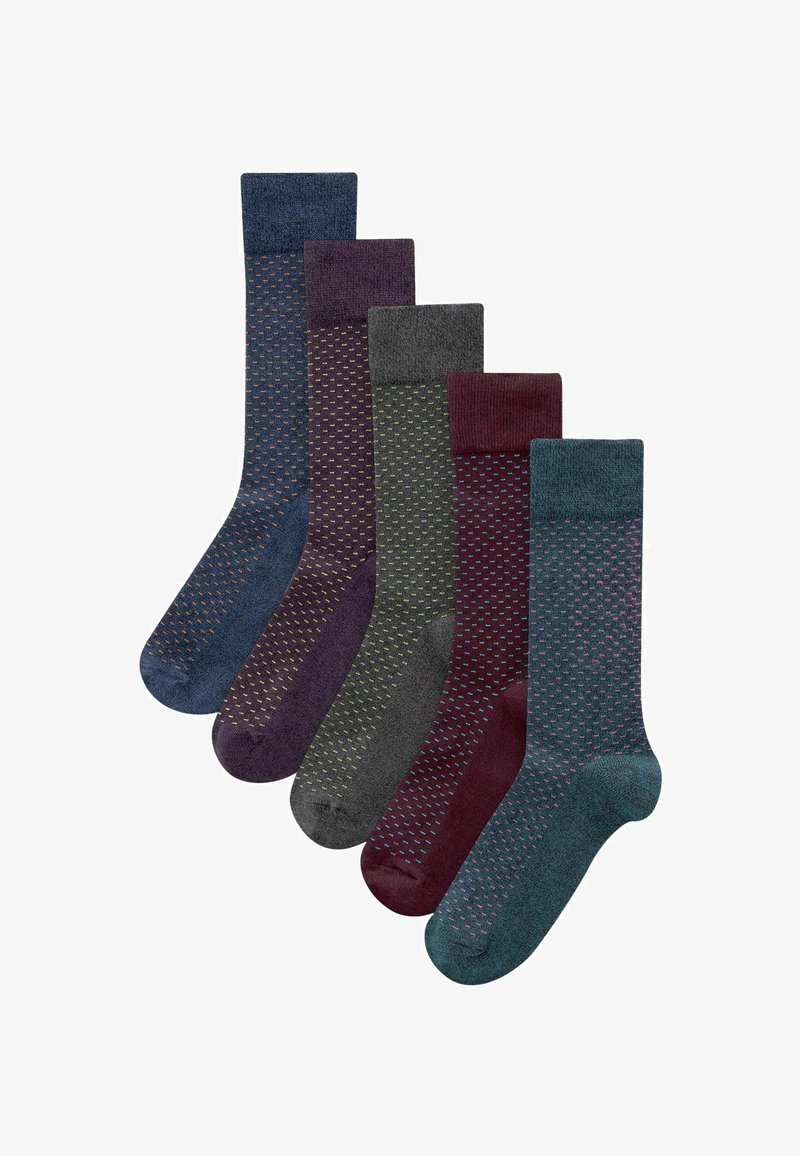 Cinq paires de chaussettes à motifs dans des couleurs sombres : marine, bordeaux, gris, vert foncé et violet. Chaque chaussette présente des motifs texturés contrastants.