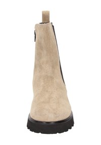 Beige Wildleder-Ankle Boot mit strukturiertem Obermaterial, schwarzer Gummisohle und einem hinteren Zugband für einfaches Anziehen. Verfügt über einen seitlichen Reißverschluss.