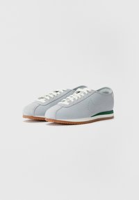 Nike Sportswear CORTEZ - Športni copati - wolf grey/sport green/summit white/gum med brown