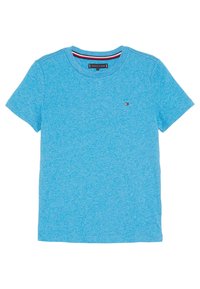 Koszulka z krótkim rękawem w melanżowym, jasnoniebieskim kolorze, z okrągłym dekoltem i małym detalem w postaci logo w czerwono-biało-niebieskich barwach po lewej stronie klatki piersiowej.