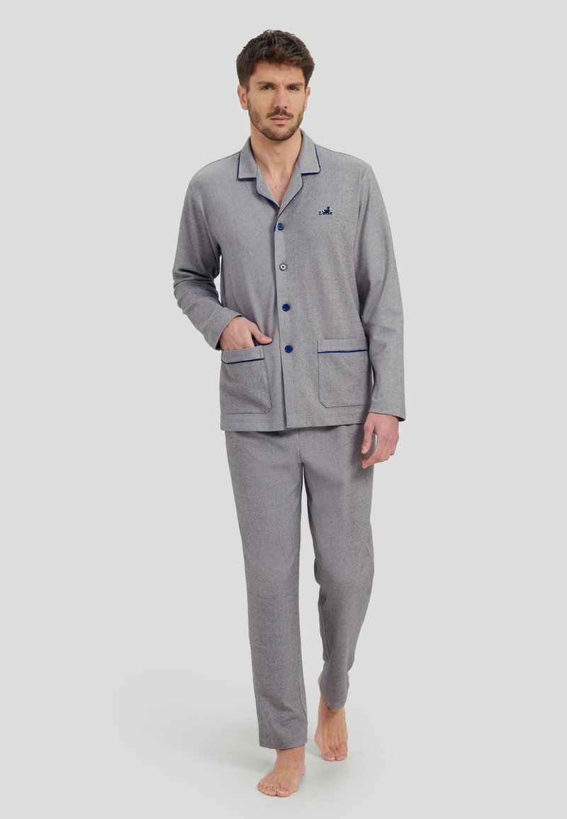Conjunto de pijama de punto gris con acentos azules, que incluye una parte superior con botones y dos bolsillos frontales, y pantalones ajustados a juego. Textura suave, ligero.