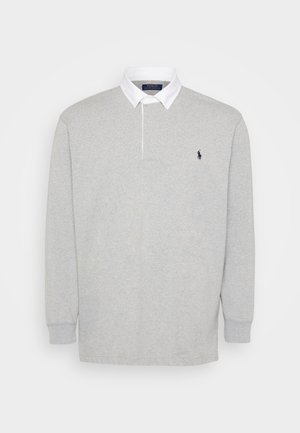 Grijze langemouwen polo shirt van zachte stof, met een witte kraag en een klein marineblauw logo op de linkerkant van de borst.