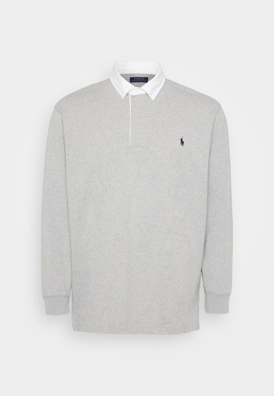 Siva polo majica z dolgimi rokavi, izdelana iz mehkega materiala, z belim ovratnikom in majhnim temno modrim logotipom na levem prsnem delu.