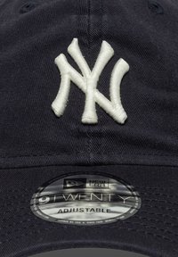 Σκούφος μπέιζμπολ σε ναυτικό μπλε χρώμα με ανάγλυφο λευκό κεντημένο λογότυπο NY στο μπροστινό μέρος. Διαθέτει ρυθμιζόμενο λουράκι και στρογγυλή μαύρη ετικέτα New Era.