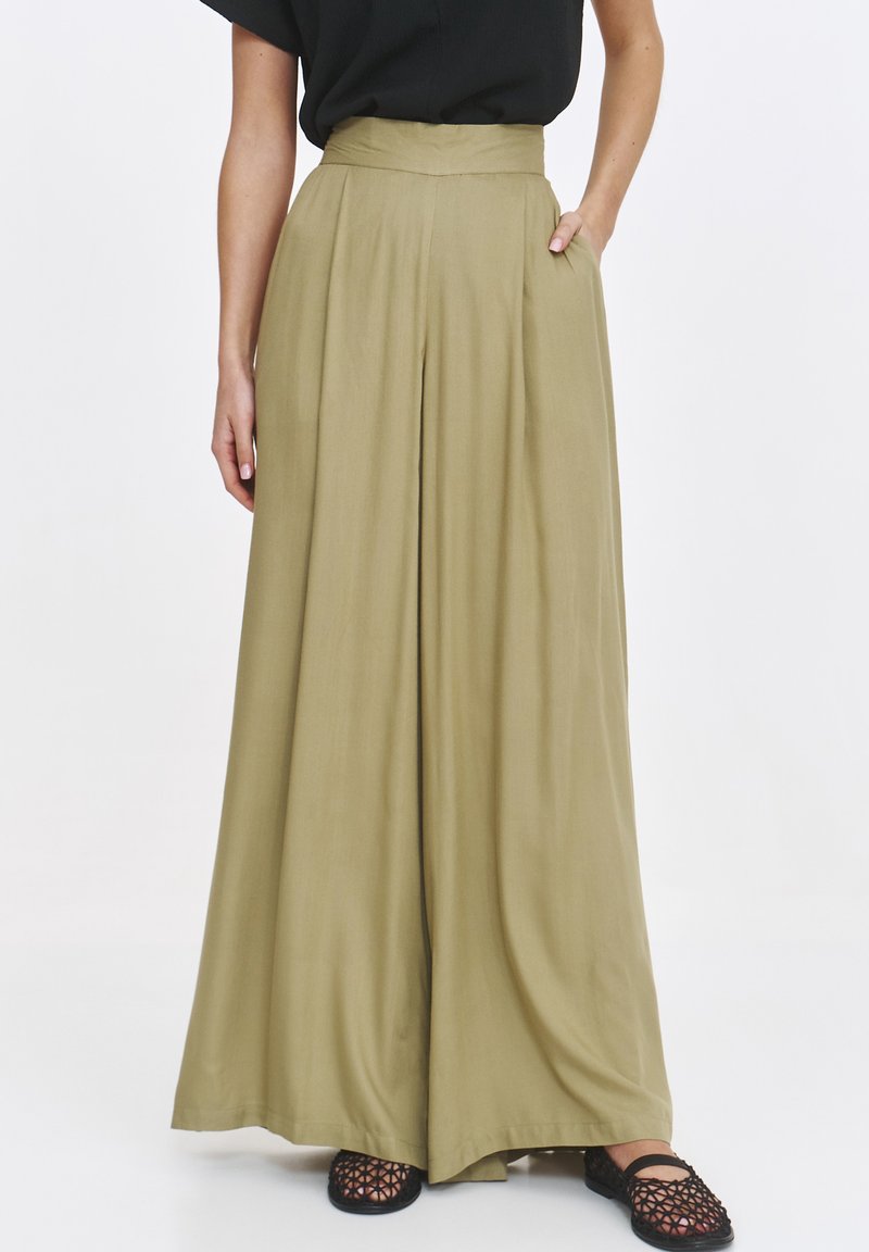 Khaki szerokie spodnie z wysokim stanem, plisowanym przodem i bocznymi kieszeniami. Wykonane z gładkiego materiału o płynnej teksturze.