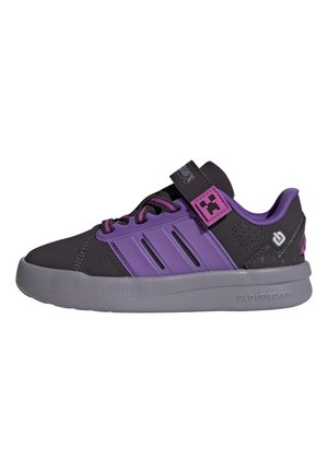 Czarno-fioletowy sneaker z sznurowadłami, paskiem na rzep z pikselowym wzorem, wyściełaną podeszwą z napisem „Cloudfoam”, na białym tle.