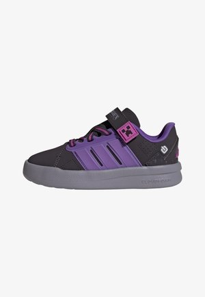Sort og lilla sneaker med snørebånd, velcrolukning med pixeleret design, polstret sål mærket "Cloudfoam", på hvid baggrund.