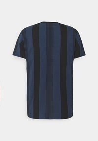 T-shirt med kort ärm i mörkblått och svart, med vertikala ränder och en slät textur. Klassisk rundhalsdesign.