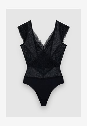 Body noir avec un décolleté en V profond, des accents en dentelle sur les épaules et un bas en tissu lisse. Détails élégants en tissu transparent sur l'ensemble.
