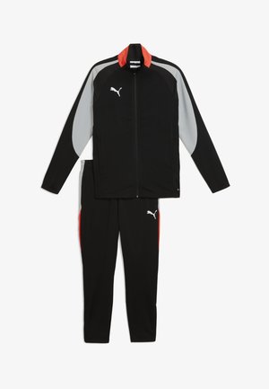 Conjunto de chándal negro que incluye una chaqueta con cremallera y detalles en gris y rojo, y pantalones a juego con franjas rojas en los laterales. Fabricado en material ligero.