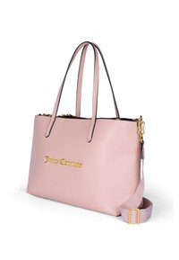 Borsa tote rosa chiaro con una texture liscia, logo dorato "Juicy Couture", doppi manici e una tracolla regolabile e removibile. Chiusura con zip.
