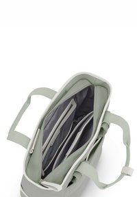 Bolsa de tela verde con acentos blancos, que cuenta con un interior espacioso, múltiples compartimentos y un forro gris. Las asas son suaves y acolchadas.
