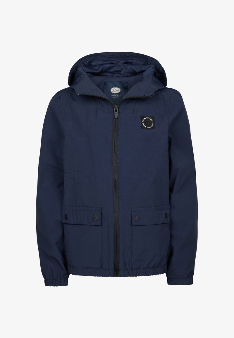 Veste à capuche bleu marine avec fermeture éclair avant, deux poches à rabat boutonnées, poignets élastiques et un patch logo circulaire sur la poitrine gauche.