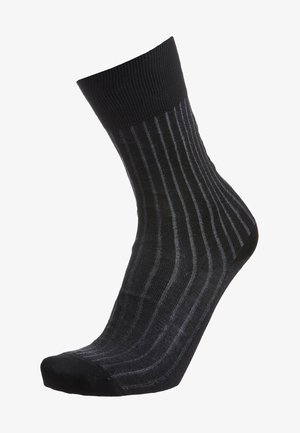 Črne pr stripek nogavice z rebrasto teksturo in ojačanim prstom. Imajo srednjo višino in subtilne sivo pr stripe, kar doda podrobnost.