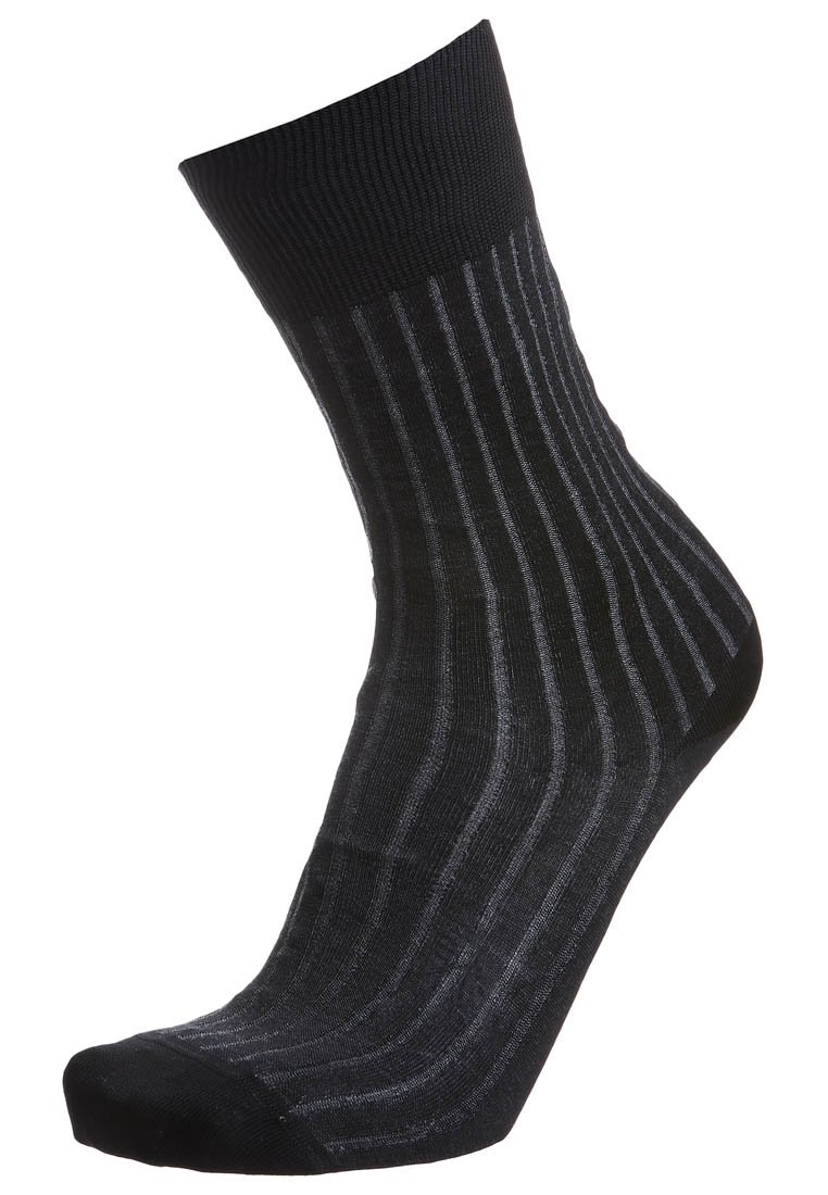 Chaussette noire rayée avec une texture côtelée et un embout renforcé. Présente une hauteur moyenne et des fines rayures grises pour une touche de détail supplémentaire.