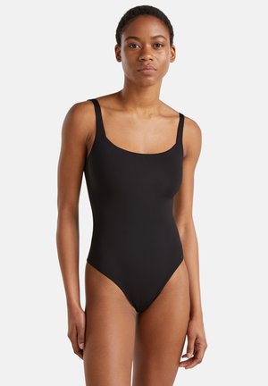 Czarny jednoczęściowy kostium kąpielowy z cienkimi ramiączkami, dekoltem w kształcie litery U oraz wycięciami na nogi, wykonany z gładkiego, elastycznego materiału.