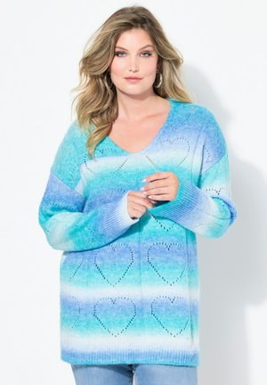 Gebreide trui in gradient tinten van blauw, met een V-hals, lange mouwen en hartpatronen, en een zachte textuur.