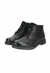 Botas de cuero negro hasta el tobillo con punta redondeada, cordones en la parte delantera, detalle de costura sutil y suela de goma texturizada. Acentuadas con el logo en la lengüeta.