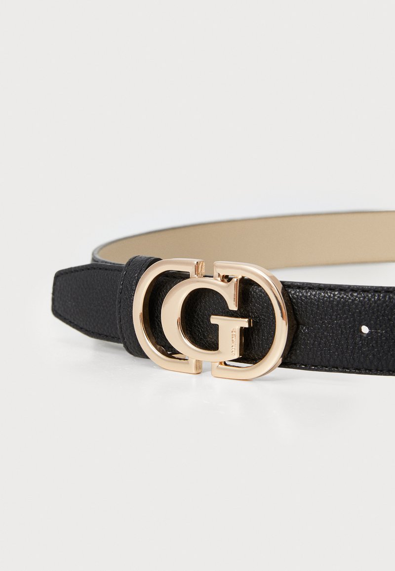 Cinturón de cuero negro con un acabado texturizado, con una hebilla doble G en tono dorado. Ajustable con múltiples agujeros para el tamaño.