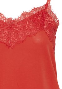 Top de tirantes rojo con intrincados detalles de encaje en el escote, textura de tela suave y tirantes delgados ajustables.