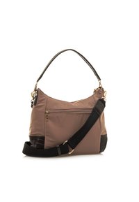 Sac en nylon marron clair avec une base noire texturée. Il dispose d'une poche zippée dorée, d'une bandoulière noire réglable et d'un design incurvé.