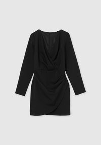 Robe noire à manches longues avec un devant drapé, un design croisé et une fermeture éclair au dos. Tissu doux avec une texture lisse.