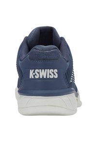 Navy plave K-Swiss tenisice prikazane sa stražnje strane, s bijelom potplatom i podstavljenim ovratnikom za gležanj.