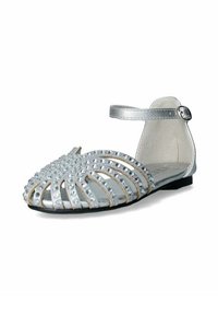 Scarpa piatta argento con design open toe, caratterizzata da un motivo incrociato, borchie decorative e una sottile cinghia per la caviglia. Texture liscia, tacco basso.