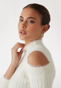 Guess FLAUSCHIGER ROLLKRAGEN - Jumper - weiß