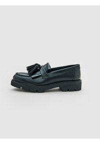 Zwarte leren loafers met kwastjes, met een chunky zool en een gladde afwerking. Instapontwerp met een ronde neus en subtiele stiksels.
