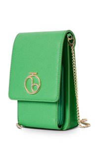 Borsa a tracolla verde in pelle con superficie texturizzata, caratterizzata da un accento con logo dorato e una tracolla a catena. Si chiude con una pattina.
