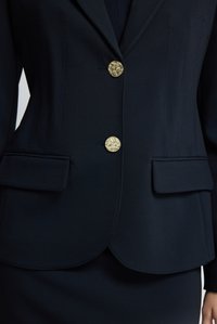 Námořnický blazer vyrobený z texturované tkaniny s přiléhavým střihem, s třemi zlatými knoflíky a dvěma předními kapsami s klopy.