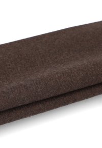 Brązowa wełniana tkanina o miękkiej, teksturowanej powierzchni, złożona w sposób, który ukazuje jej głębokość i subtelne wariacje kolorystyczne. Brak widocznych wzorów lub elementów metalowych.