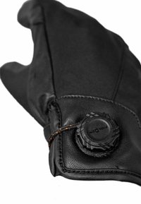 Zwarte geïsoleerde handschoen met een gladde leren handpalm en stof achterzijde. Voorzien van een ronde zwarte verstelknop met textuur voor extra grip op de pols.
