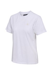 Hvid bomulds t-shirt med korte ærmer, rund hals og et lille beige logo på brystet, med en blød tekstur og afslappet design.