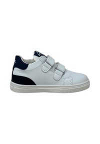 Sneaker bianco per bambini con accenti blu navy sul tallone e sulla linguetta, dotata di due cinturini in Velcro regolabili e di una suola di gomma testurizzata.
