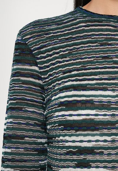 Bluză tricotată cu textură, având dungi orizontale în nuanțe de verde, maro și albastru, cu un decolteu rotund și un detaliu de model confortabil.