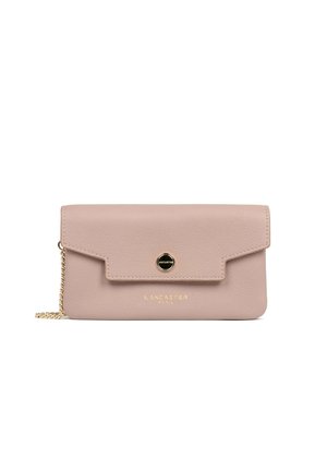 Pochette en cuir rose avec bandoulière chaîne dorée, bouton-pression doré et logo « Lancaster Paris » en lettres dorées sur le devant.