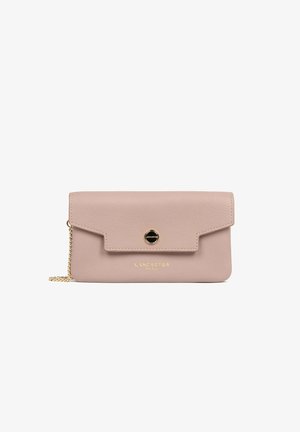 Pochette en cuir rose avec bandoulière chaîne dorée, bouton-pression doré et logo « Lancaster Paris » en lettres dorées sur le devant.