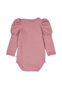 Lange mouw baby rompertje in lichtroze, met pofmouwen en een zachte textuur. Drukknoopsluiting aan de onderkant voor gemakkelijk aankleden.