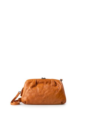 Piccola pochette rettangolare in pelle color cuoio con chiusura a clip metallica e cinturino da polso staccabile su sfondo bianco.