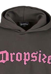 Hoodie marron foncé avec un grand logo "Dropsize" brodé en rose. Le tissu est doux, avec une capuche confortable et des coutures standards.