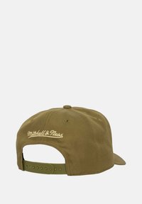 Olivegrüner Baseballcap aus strukturiertem Stoff, mit weißem, gesticktem Logo "Mitchell & Ness" auf der Rückseite und einem verstellbaren Riemen.