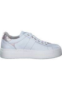 Baskets en cuir blanc avec une surface texturée, accents métalliques argentés au talon et une épaisse semelle en caoutchouc blanc. Six œillets pour les lacets.