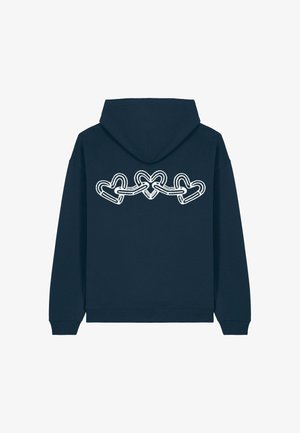 Felpa navy con un grande design di catena a forma di cuore bianco sul retro. Presenta un cappuccio ampio e polsini e orlo a costine per una vestibilità aderente.