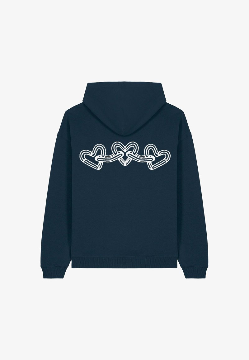 Hoodie marin avec un grand design de chaîne en forme de cœur blanc au dos. Il dispose d'une capuche spacieuse et de poignets et d'un ourlet côtelés pour une finition ajustée.